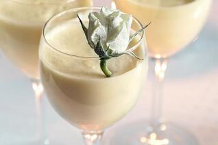 Шоколадныи мусс с засахаренными розами