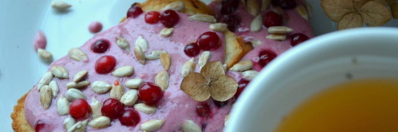 Творожный мусс с бананом и брусникой