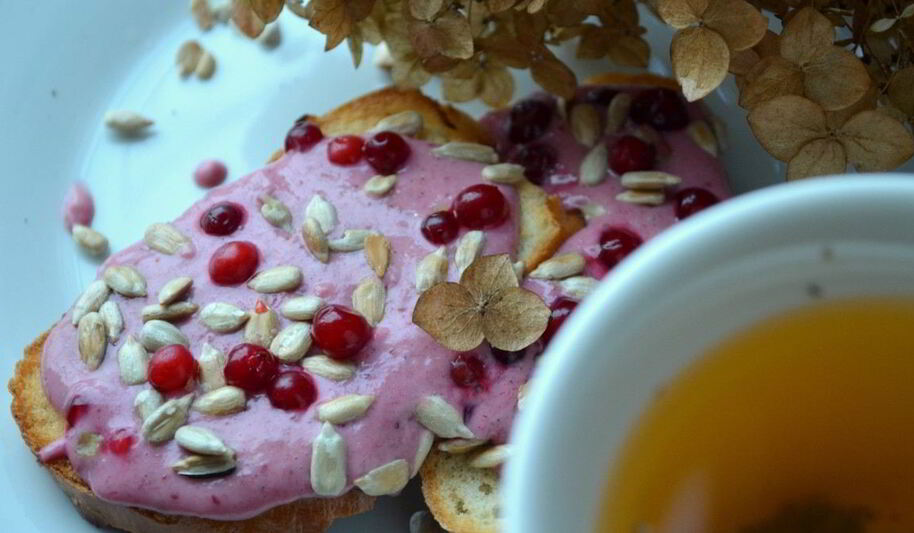 Рецепт творожного мусса с бананом и брусникой