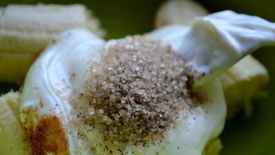 творожный мусс с бананом и брусникой