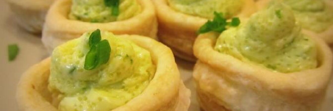 Волованы с муссом из масла, икры и петрушки