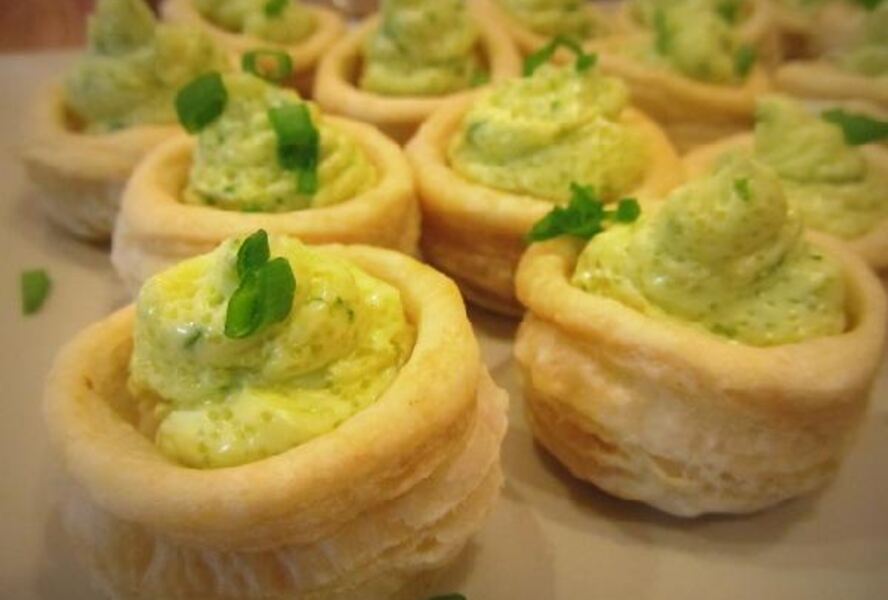 Волованы с муссом из масла, икры и петрушки