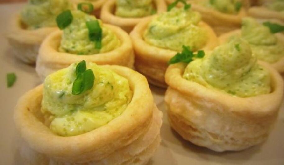 Рецепт волованов с муссом из масла, икры и петрушки