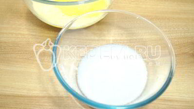 кулич с изюмом