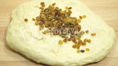 кулич с изюмом