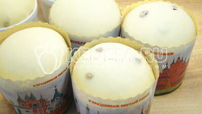 кулич с изюмом