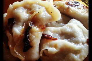 Пасхальные вареники с капустой и карамелезированным луком