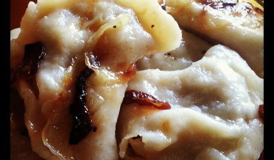 Рецепт пасхальных вареников с капустой и карамелезированным луком