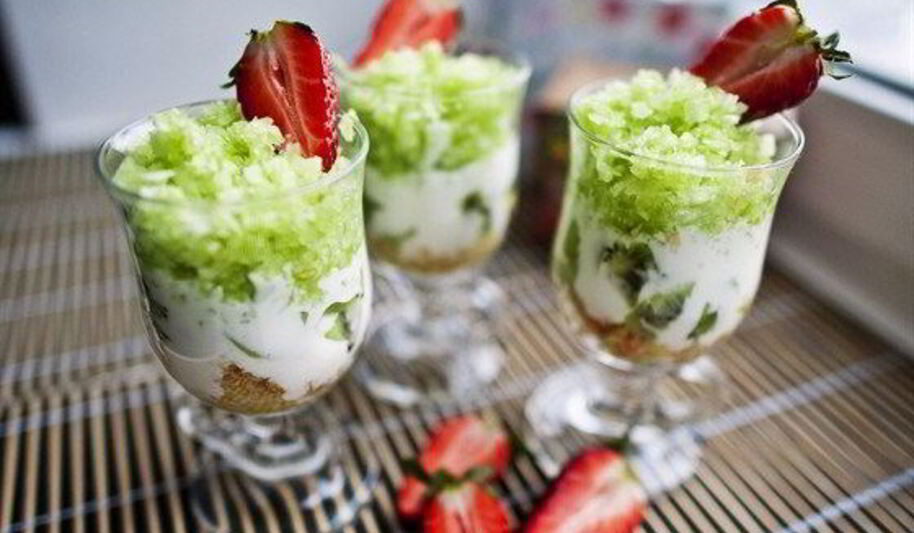 Рецепт салата-десерта из сельдерея, яблок и киви с йогуртом