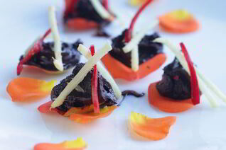 Шоколад с имбирем на розовых лепестках