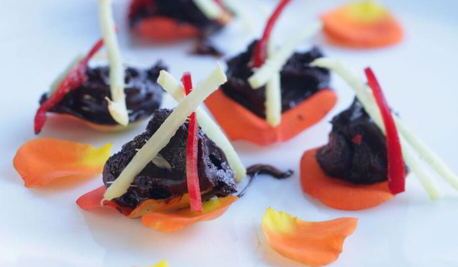 Рецепт шоколада с имбирем на розовых лепестках