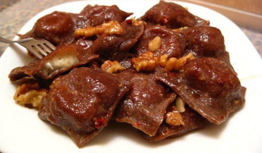 Рецепт шоколадных равиолей с сыром кастельманьо и ароматным сливочным маслом