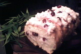 Бисквитный рулет с брусничным суфле