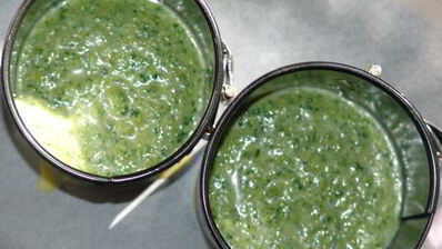 суфле из брокколи со шпинатом, рыбным филе и лесными грибами