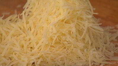 суфле с горошком, грюйером и розовым перцем