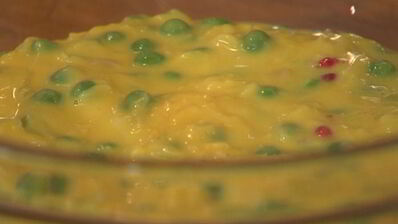 суфле с горошком, грюйером и розовым перцем