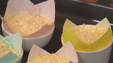 суфле с горошком, грюйером и розовым перцем