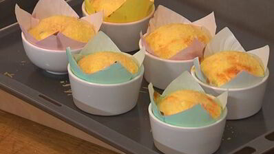 суфле с горошком, грюйером и розовым перцем