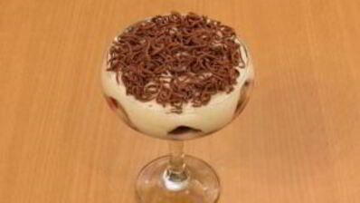 порционное тирамису с вишней и шоколадом