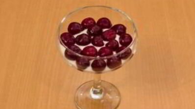 порционное тирамису с вишней и шоколадом