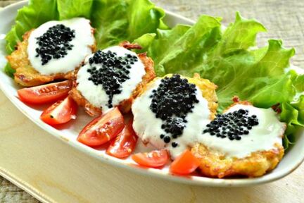 Драники с йогуртом и черной икрой
