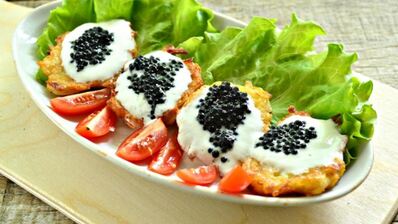 драники с йогуртом и черной икрой