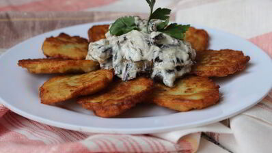 картофельные драники с грибным соусом