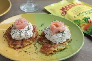 Картофельные драники с кремом из лосося