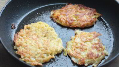 картофельные драники с кремом из лосося