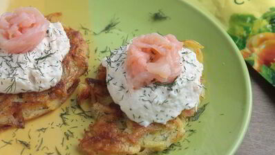 картофельные драники с кремом из лосося