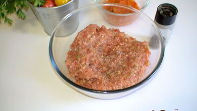 фрикадельки джинга с сальсой из запеченных перцев с гарниром из молодого картофеля