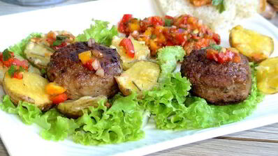 фрикадельки джинга с сальсой из запеченных перцев с гарниром из молодого картофеля