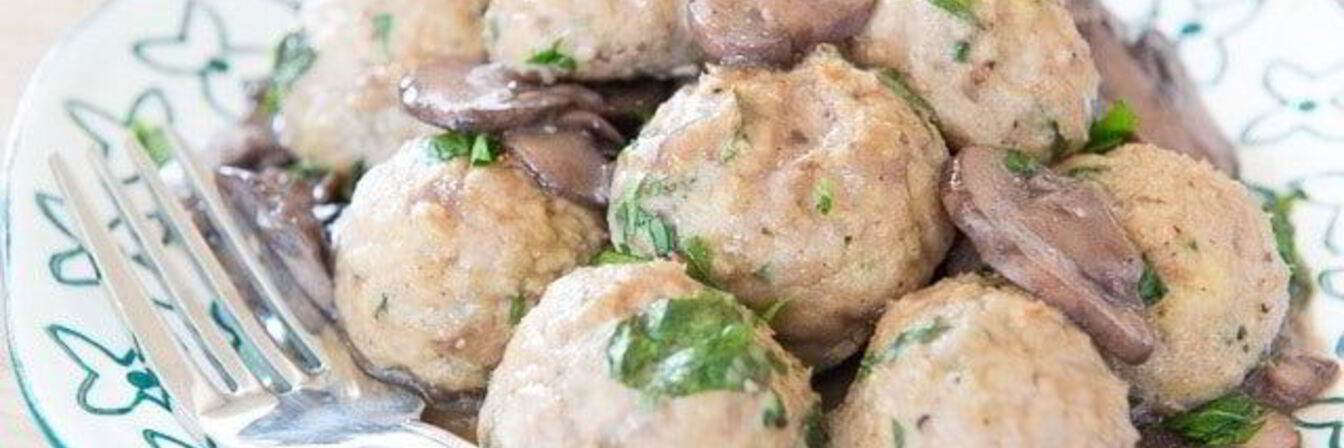 Фрикадельки из индейки в грибном соусе