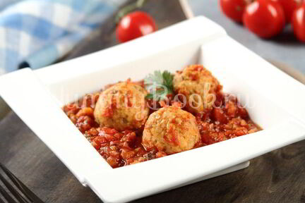 Фрикадельки с овощами в томатном соусе