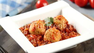 фрикадельки с овощами в томатном соусе