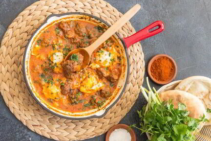 Фрикадельки с томатным соусом и яйцом