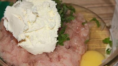 фрикадельки со сливочным сыром в белом соусе