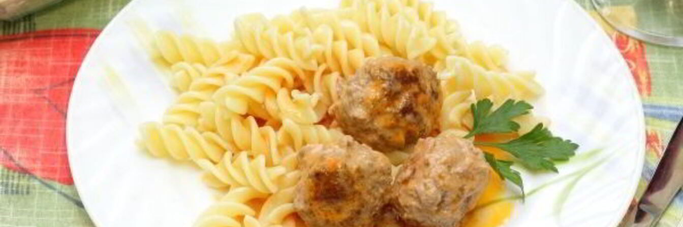 Фрикадельки в томатно-сметанном соусе