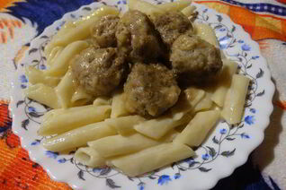 Мясные фрикадельки с хреном тушёные в майонезе из фасоли