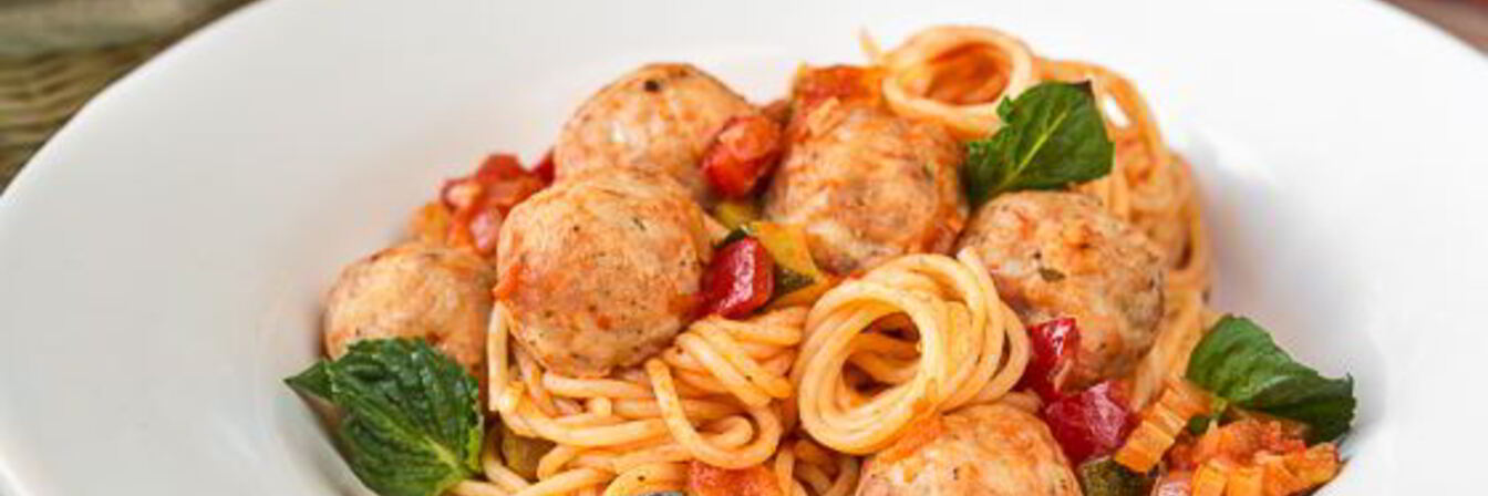 Паста с фрикадельками и овощами