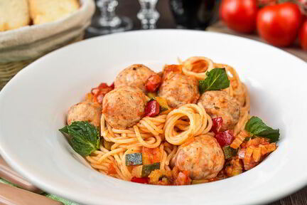Паста с фрикадельками и овощами