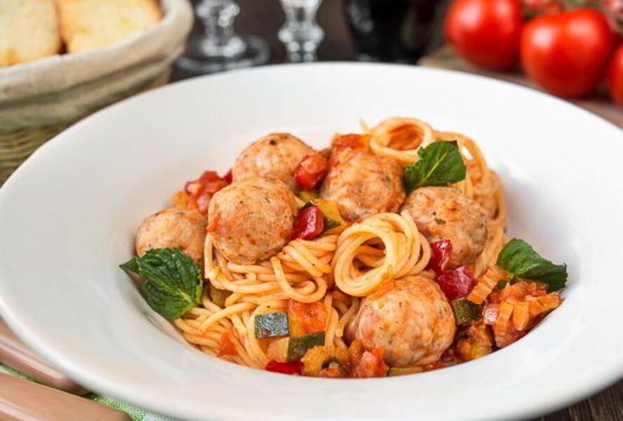 Паста с фрикадельками и овощами