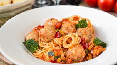 паста с фрикадельками и овощами