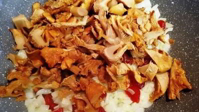 чечевица с лисичками и жареным адыгейским сыром