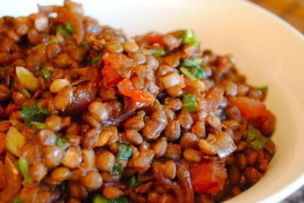 Чечевица с луком и помидорами