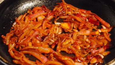 чечевица с луком и помидорами