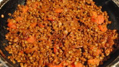 чечевица с луком и помидорами