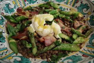 Чечевица с яйцом пашот, беконом и спаржей