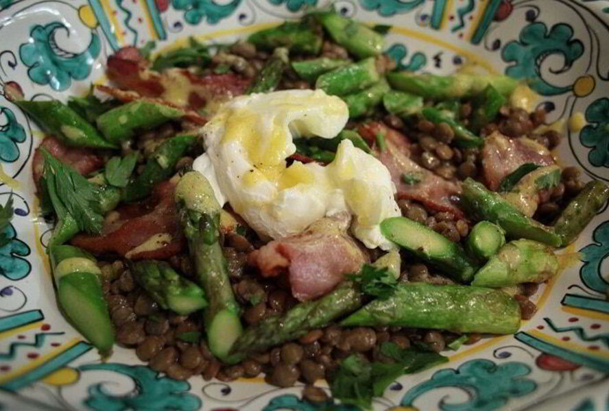Чечевица с яйцом пашот, беконом и спаржей
