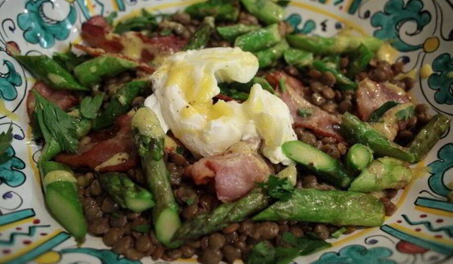 Рецепт чечевицы с яйцом пашот, беконом и спаржей